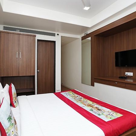Oyo 10672 Hotel Riviera ناسيك المظهر الخارجي الصورة