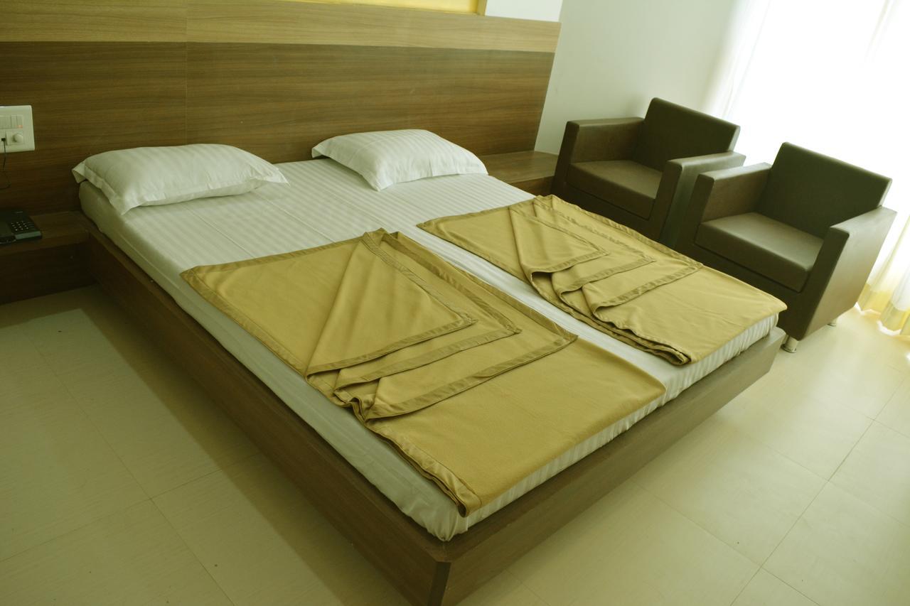 Oyo 10672 Hotel Riviera ناسيك المظهر الخارجي الصورة