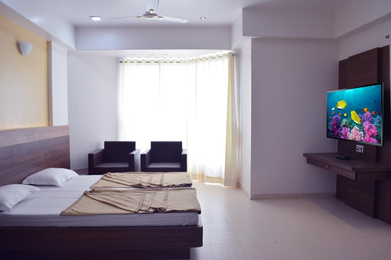Oyo 10672 Hotel Riviera ناسيك المظهر الخارجي الصورة