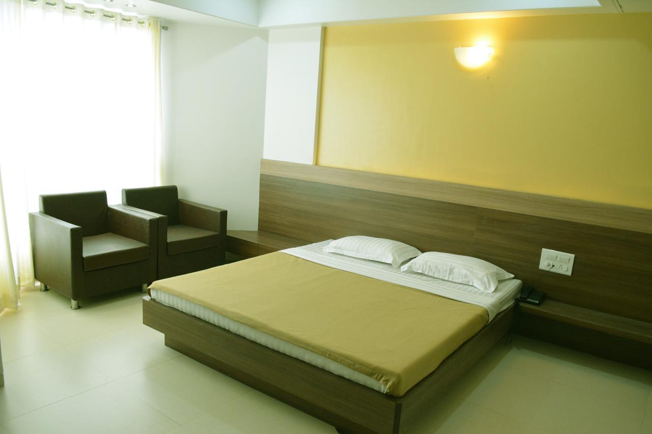 Oyo 10672 Hotel Riviera ناسيك المظهر الخارجي الصورة