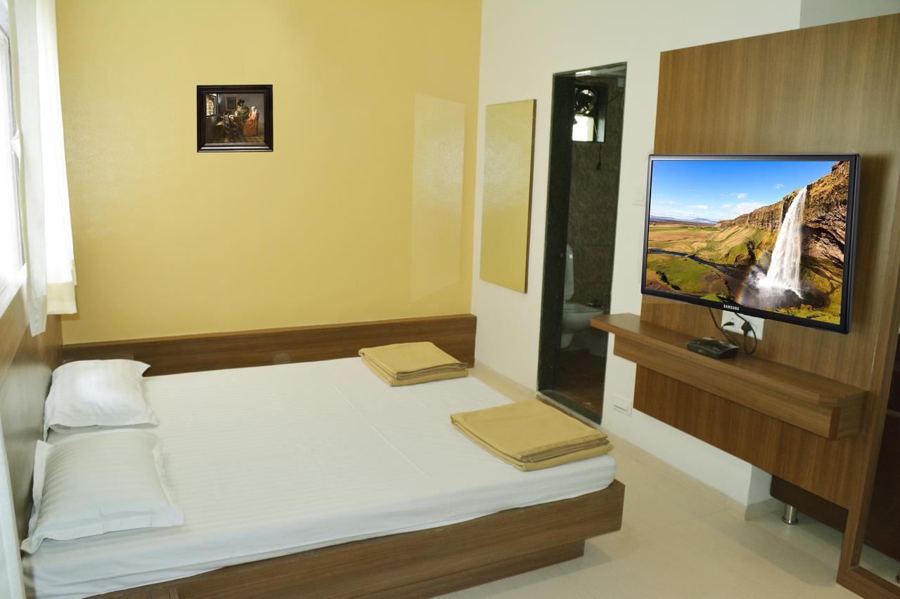 Oyo 10672 Hotel Riviera ناسيك المظهر الخارجي الصورة
