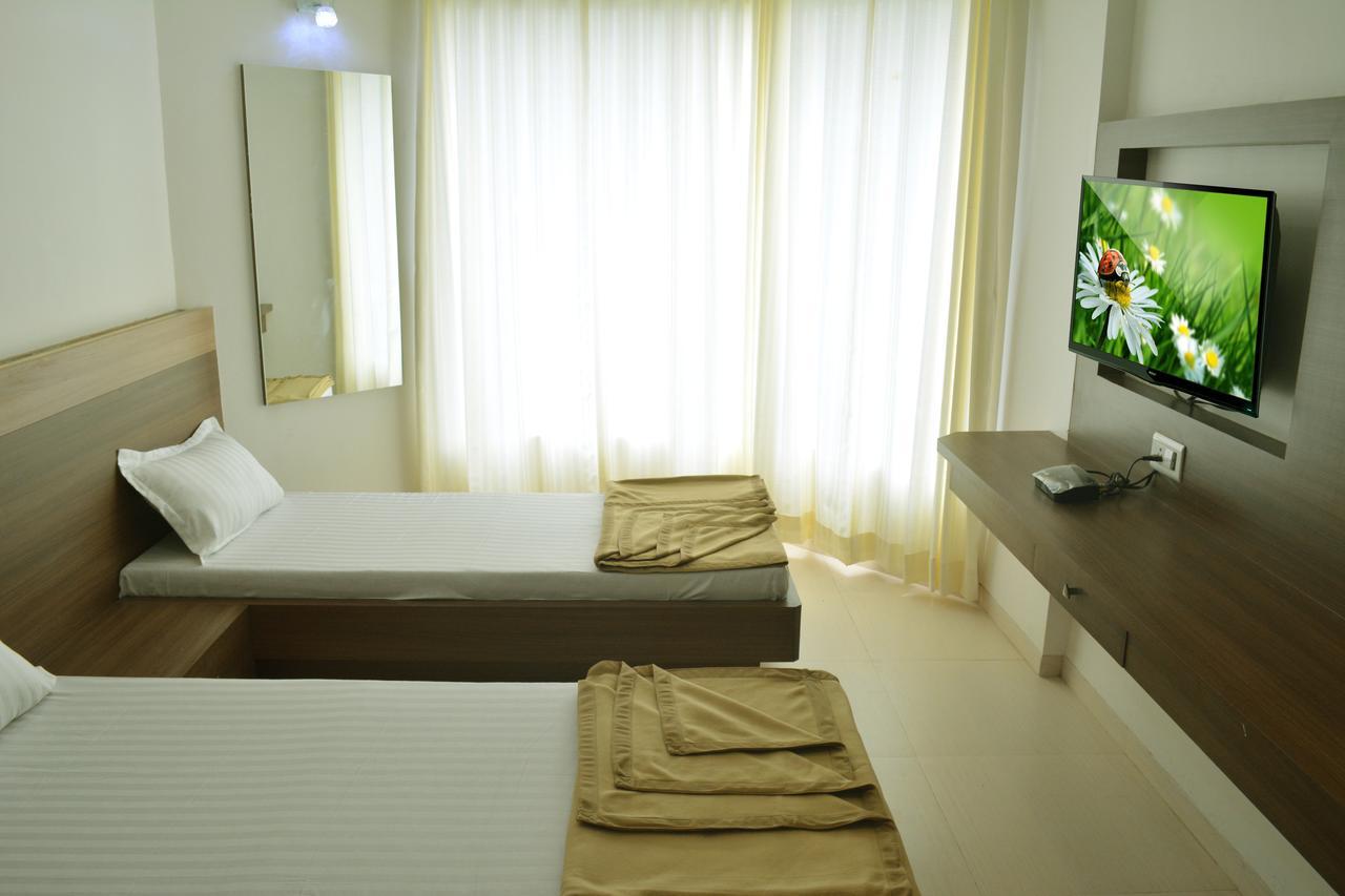 Oyo 10672 Hotel Riviera ناسيك المظهر الخارجي الصورة