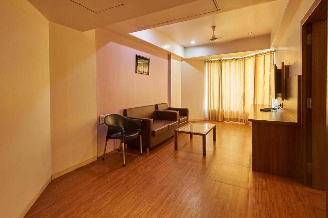 Oyo 10672 Hotel Riviera ناسيك المظهر الخارجي الصورة