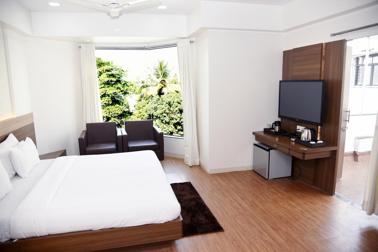 Oyo 10672 Hotel Riviera ناسيك المظهر الخارجي الصورة