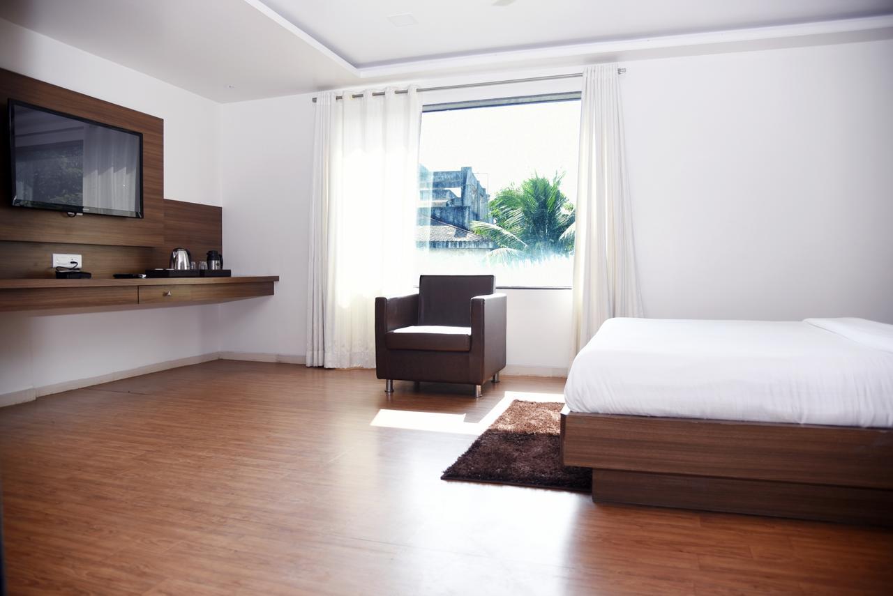 Oyo 10672 Hotel Riviera ناسيك المظهر الخارجي الصورة