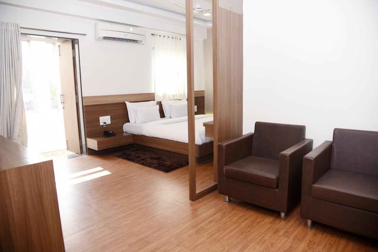 Oyo 10672 Hotel Riviera ناسيك المظهر الخارجي الصورة