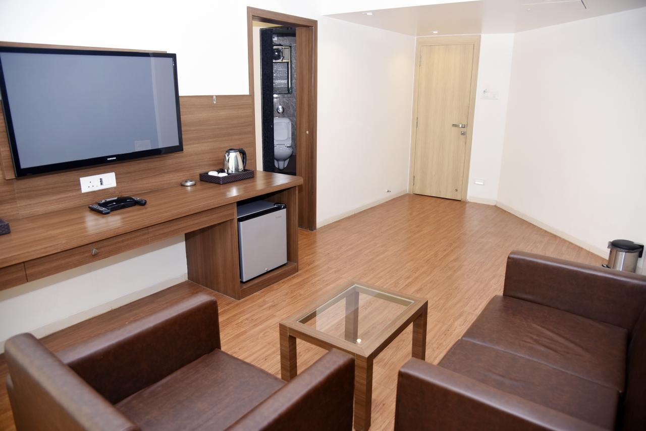 Oyo 10672 Hotel Riviera ناسيك المظهر الخارجي الصورة