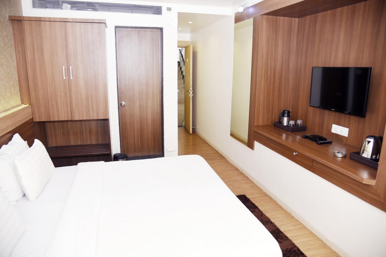 Oyo 10672 Hotel Riviera ناسيك المظهر الخارجي الصورة
