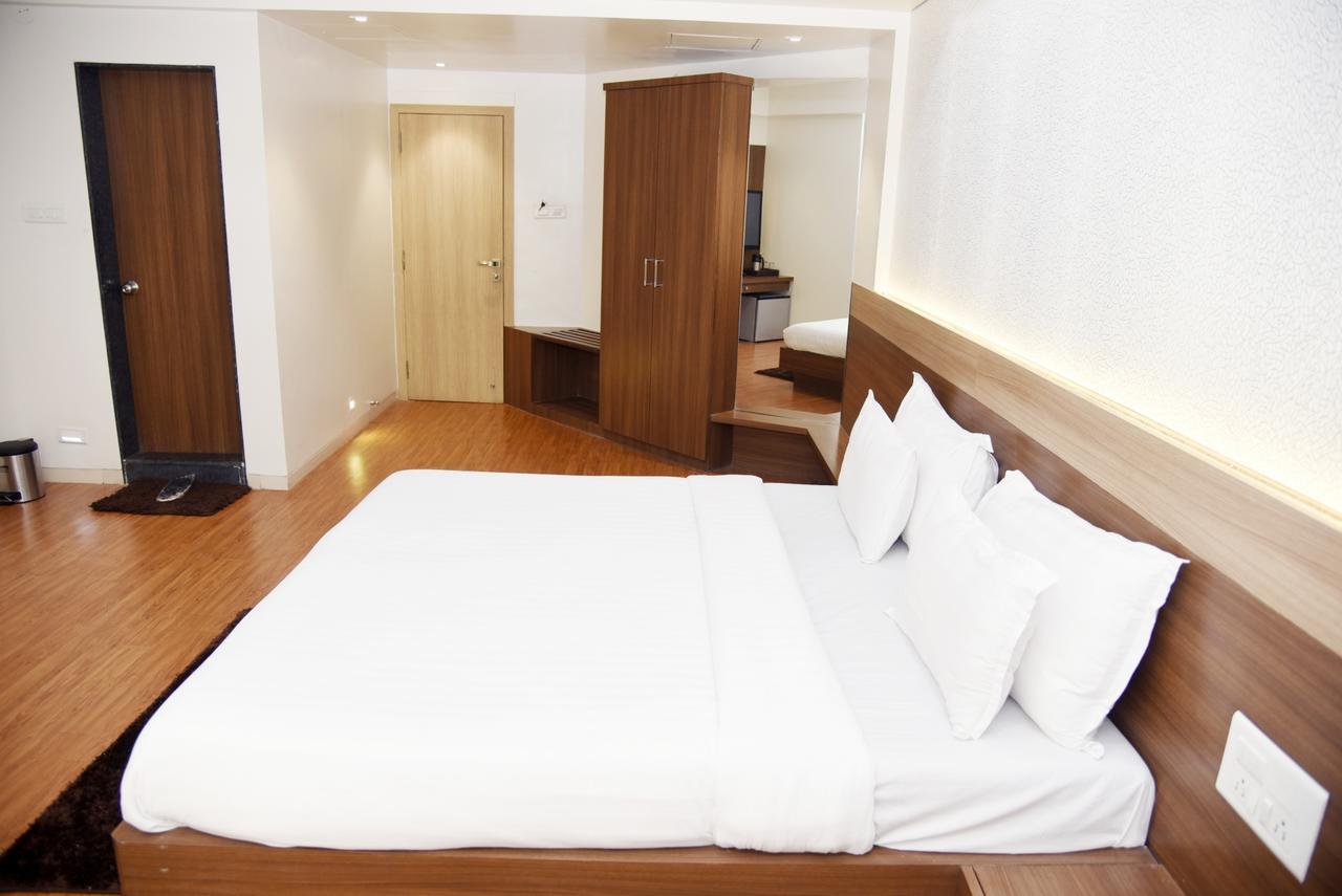 Oyo 10672 Hotel Riviera ناسيك المظهر الخارجي الصورة