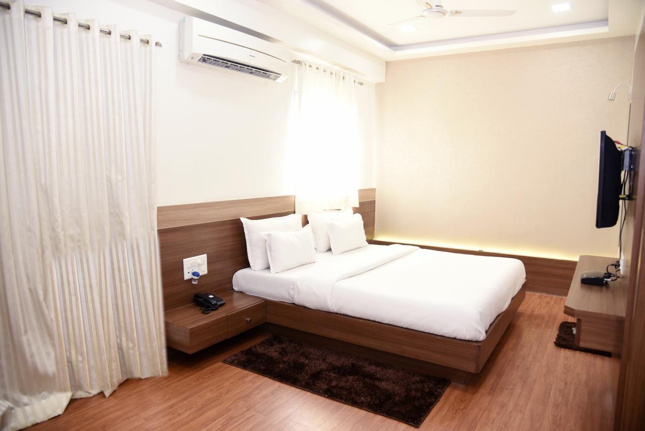Oyo 10672 Hotel Riviera ناسيك المظهر الخارجي الصورة