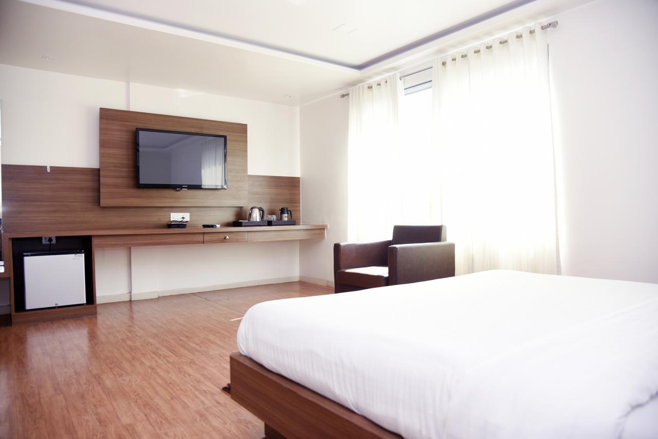 Oyo 10672 Hotel Riviera ناسيك المظهر الخارجي الصورة