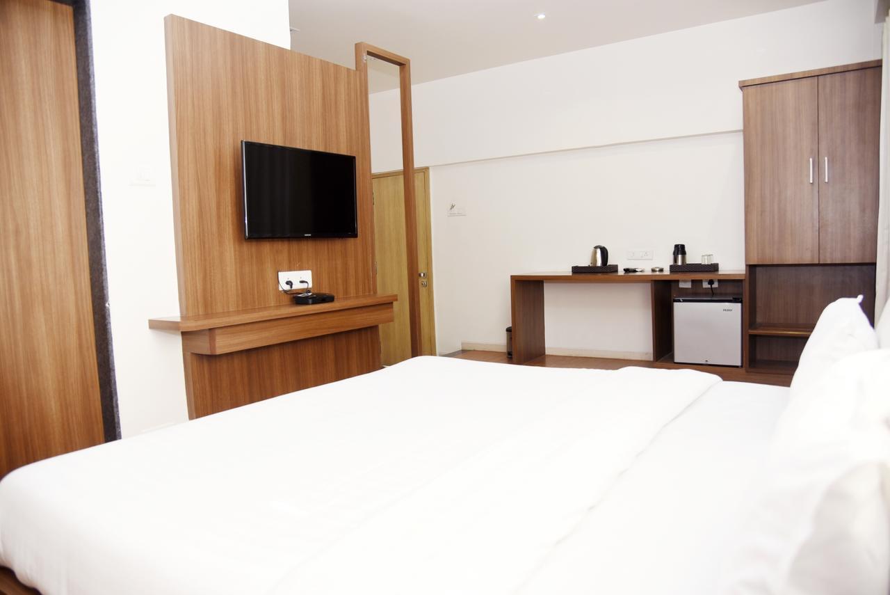 Oyo 10672 Hotel Riviera ناسيك المظهر الخارجي الصورة