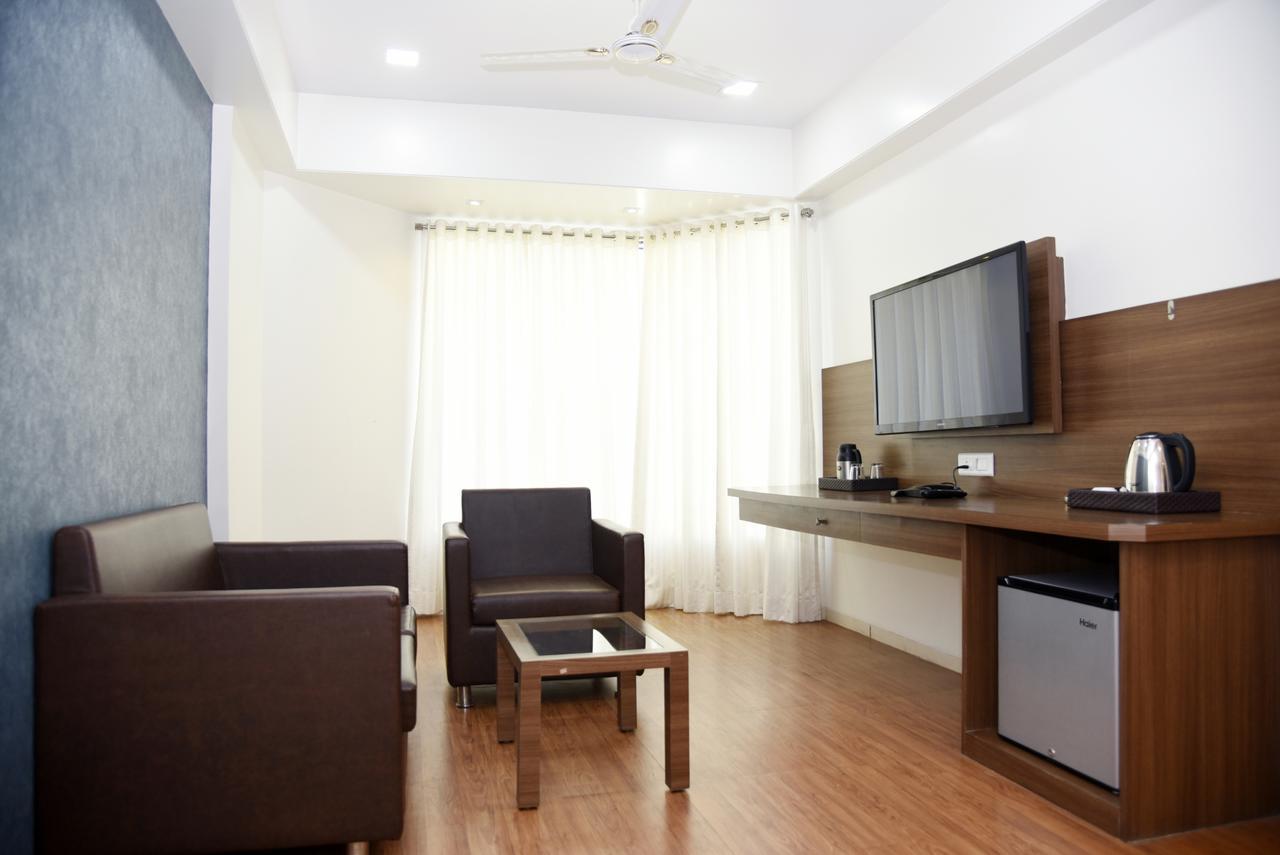 Oyo 10672 Hotel Riviera ناسيك المظهر الخارجي الصورة