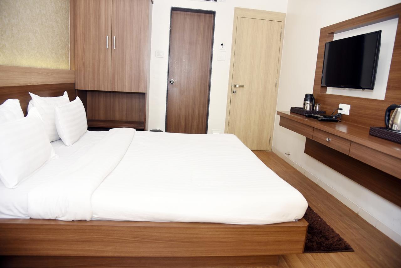 Oyo 10672 Hotel Riviera ناسيك المظهر الخارجي الصورة