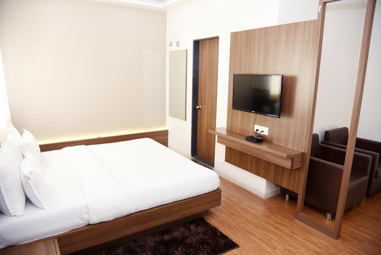 Oyo 10672 Hotel Riviera ناسيك المظهر الخارجي الصورة
