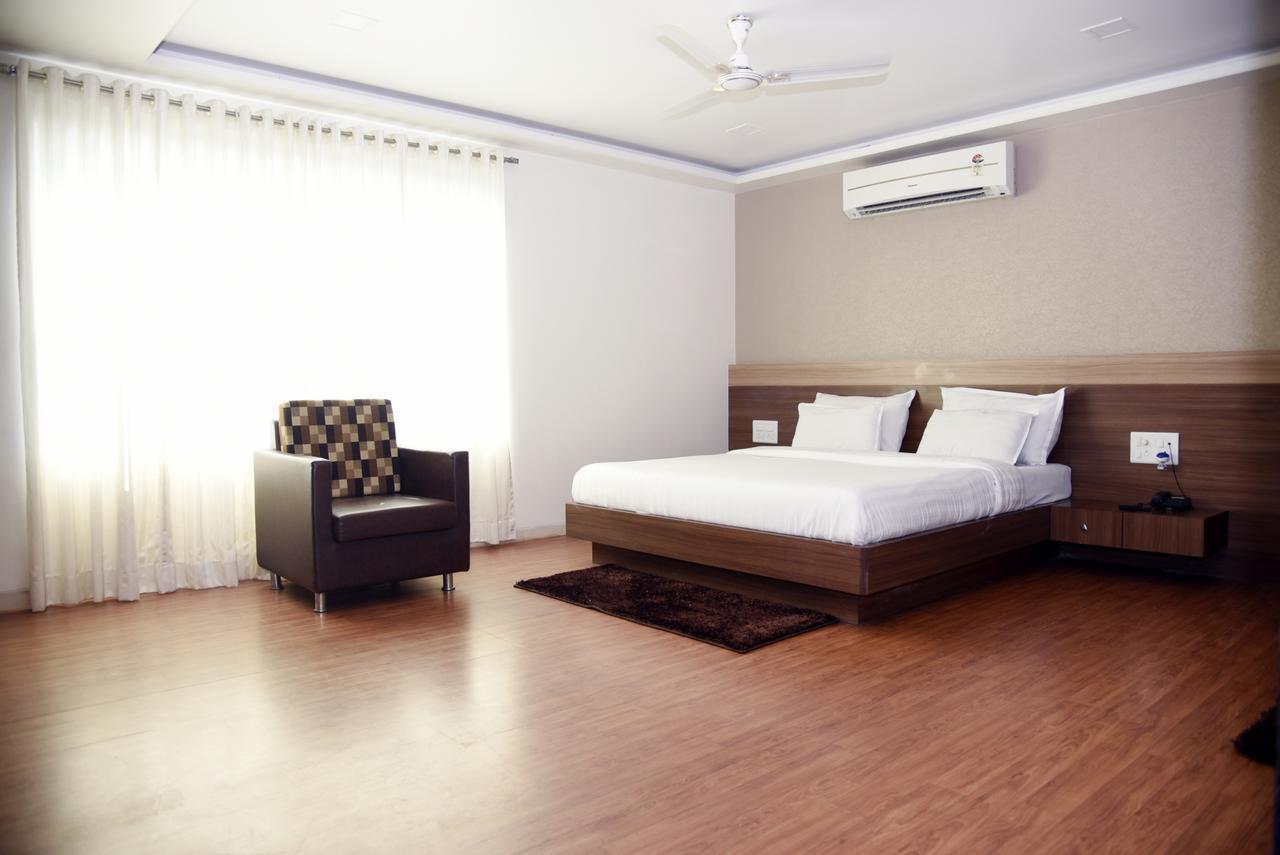 Oyo 10672 Hotel Riviera ناسيك المظهر الخارجي الصورة